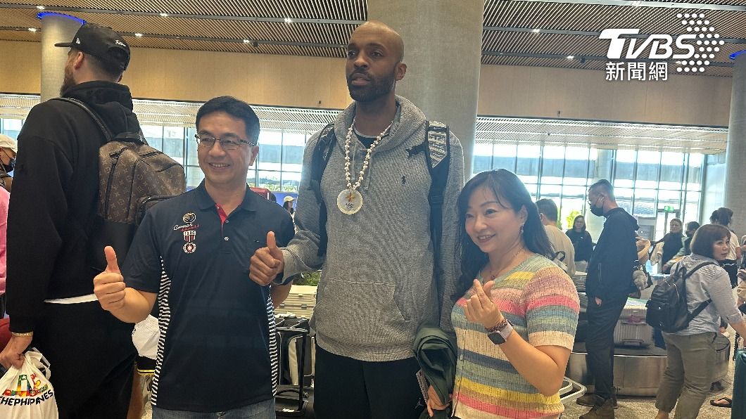 不少台灣遊客認出新北國王球員,在機場合照。(圖/張良瑜攝)