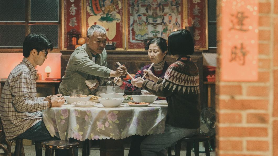 張耀仁（左起）、謝銘祐、方文琳在《鹽水大飯店》中，一家驚險逃過欠債危機。（圖／公視台語台提供）