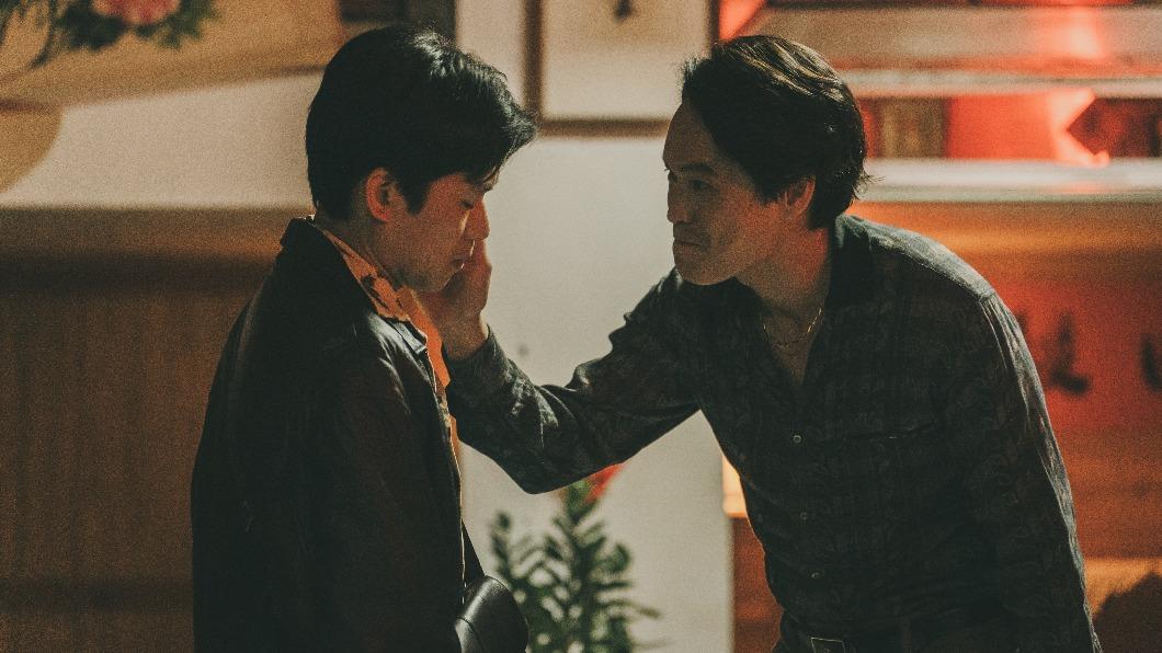 黃鐙輝飾演的錢莊老大護妹心切，教訓小弟黃迪揚。（圖／公視台語台提供）