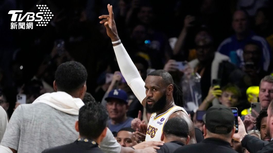 NBA／湖人為詹姆斯立雕像？亞瑞納斯喊「成就不夠」：只能放鞋