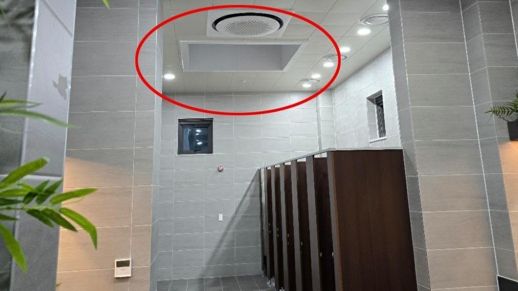 採用此採光設計的男廁、女廁,恐怕都會走上廁所走光的問題。(圖/翻攝自韓聯社)