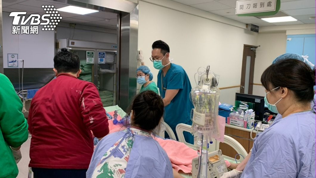 姊姊進開刀房接受頸椎減壓及固定手術。(圖/TVBS)