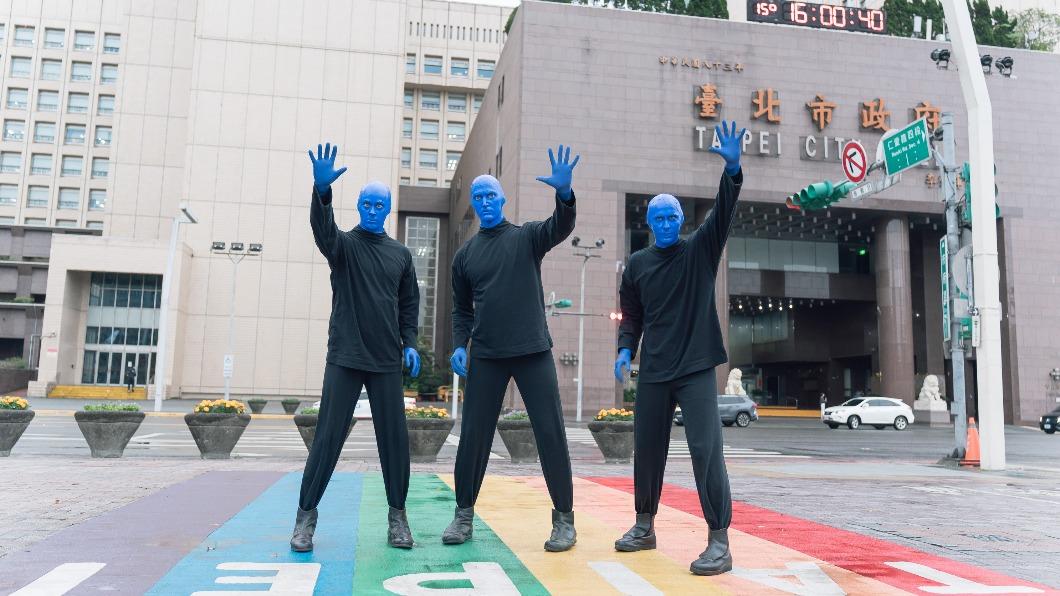 台北市政府外突出現「藍色皮膚人」搞怪 一靠近真實身分曝光