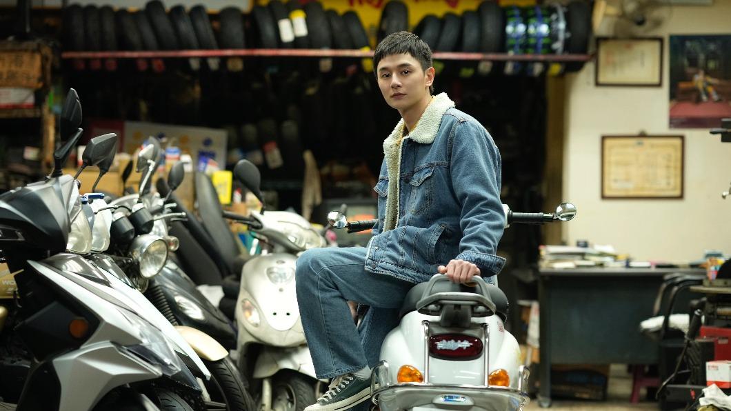 張軒睿飾演帥氣的摩托車騎士,戲外恰巧賣掉自己的車。(圖/杰威爾音樂提供)