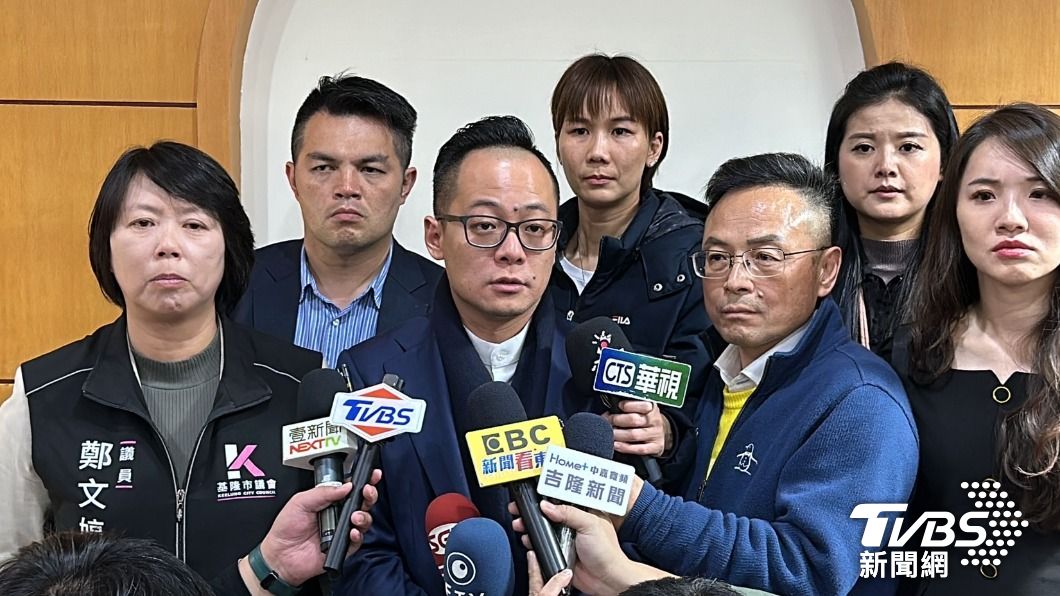 傳遭到連署罷免的議長童子瑋(左三):罷免不應淪為報復性工具。(圖/TVBS)