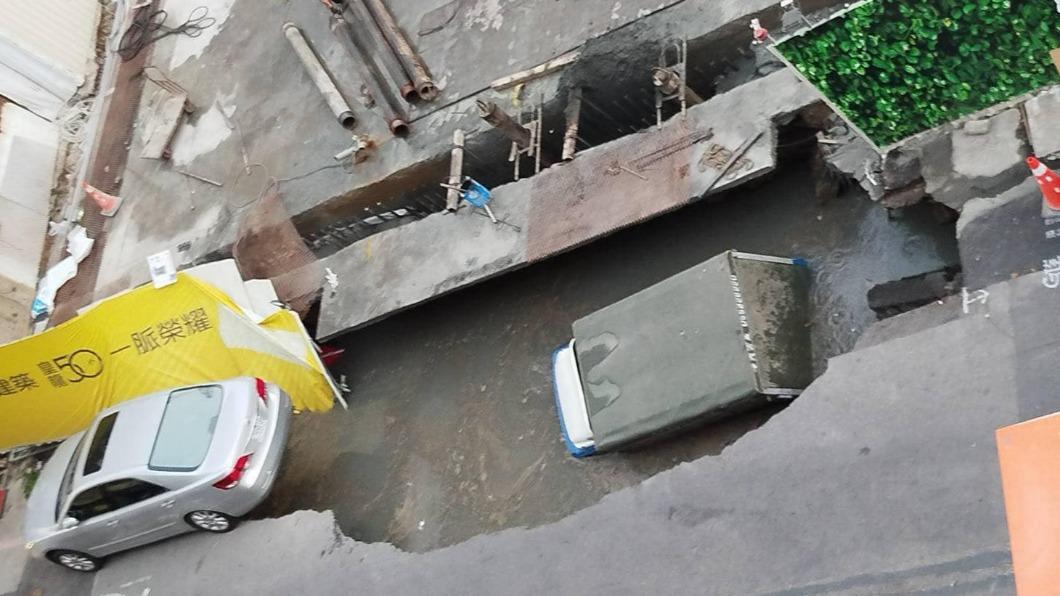 台南中西區五妃街一處工出現巨大天坑。(圖/翻攝自台南式 Tainan Style臉書)