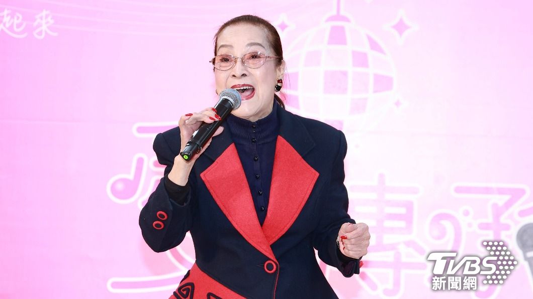 資深藝人憶如登台演唱。(圖/黃城碩攝)