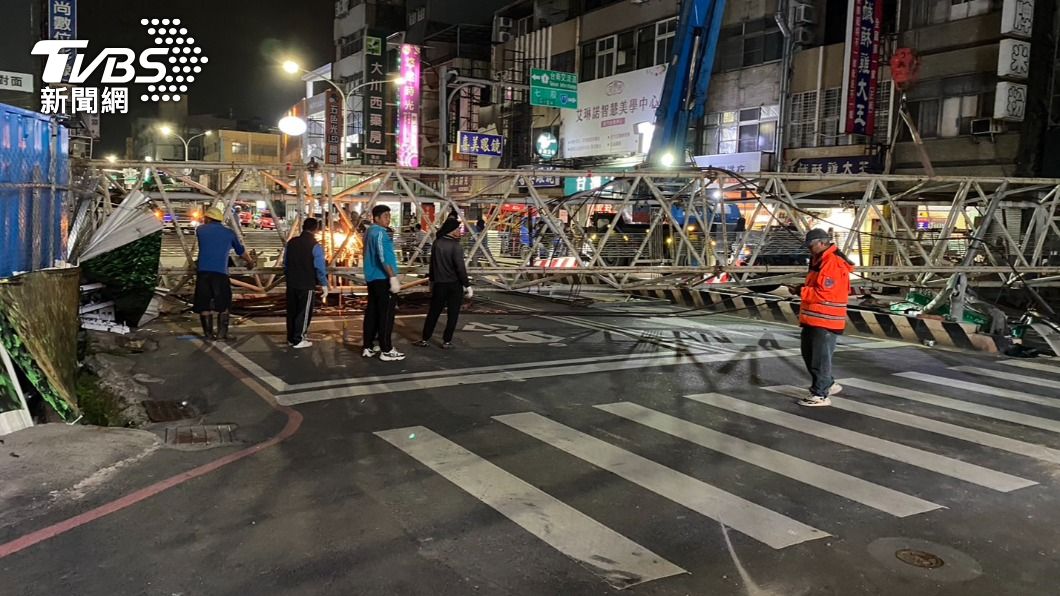 施工時因道路掏空，發生吊臂坍塌、砸毀交通號誌與民宅。（圖／TVBS）