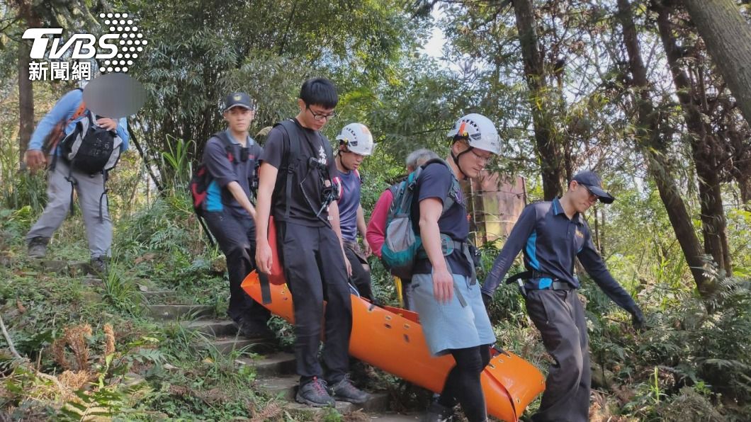 苗栗翁登仙山心肌梗塞急送醫 20勇消輪流扛下山搶命