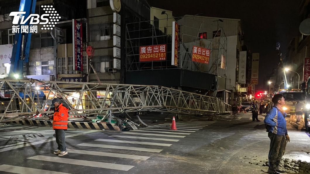 台南天坑吞貨車、吊臂砸民宅!居民拒安置 女學生受驚狂抖嘔吐