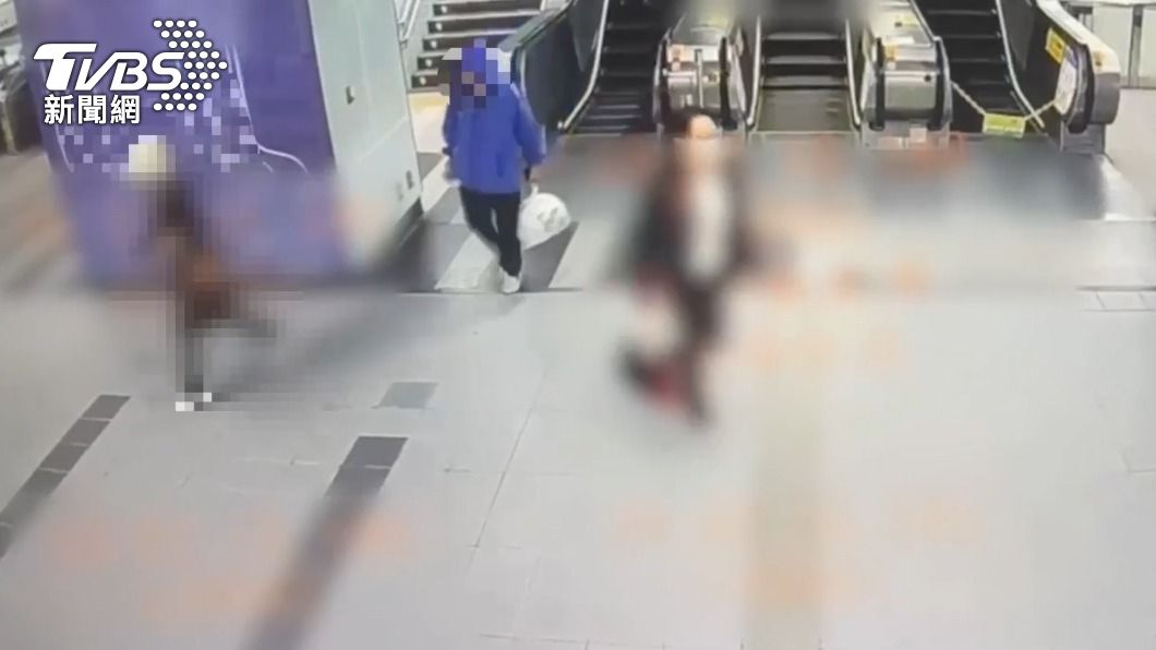 葉姓男子（藍衣）在捷運站月台朝著女子潑灑臭酸水。（圖／TVBS）