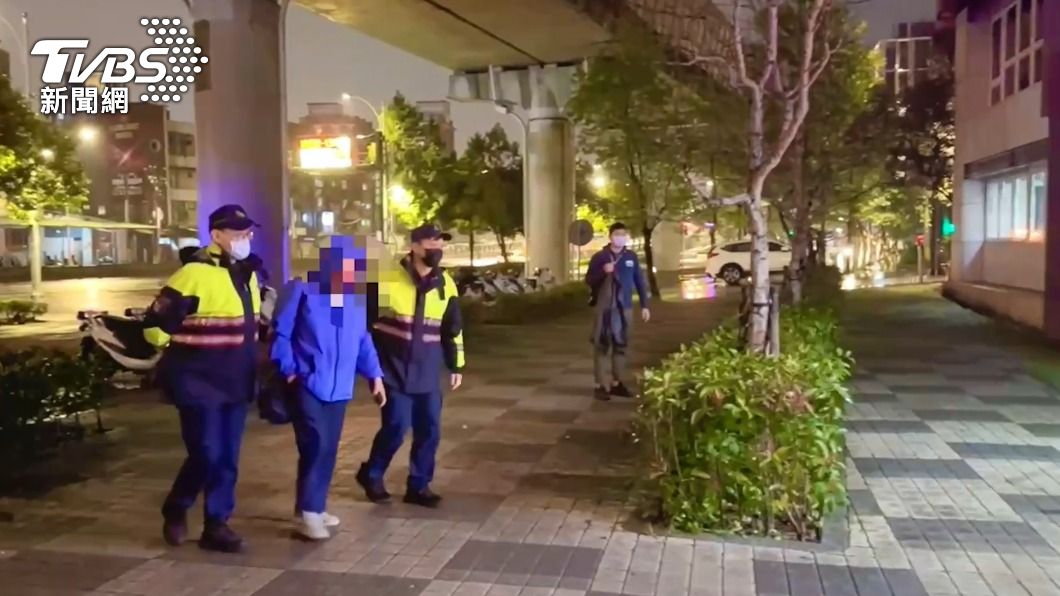 葉姓男子（藍衣）在捷運站月台朝女子潑灑臭酸水，警方昨晚將他逮捕歸案。（圖／TVBS）