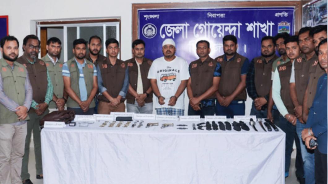 警方從夏立夫的包包中搜出大量武器。(圖/翻攝自Daily Star Bangladesh)