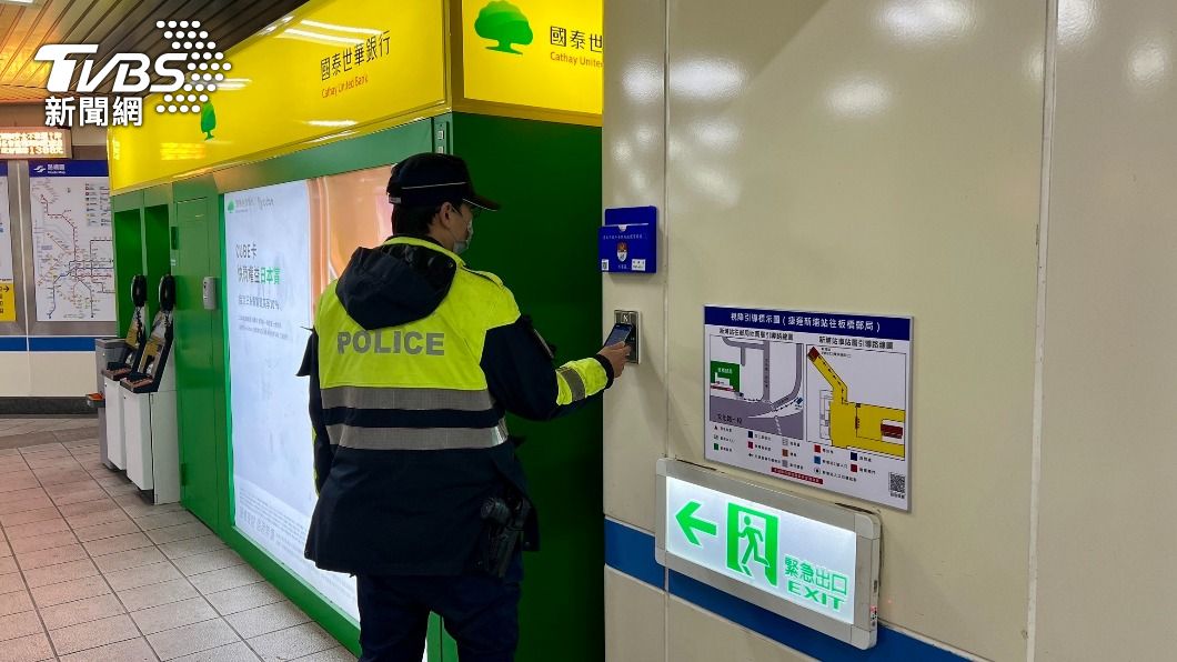 警方加強板橋捷運站和火車站周邊巡邏。(圖/TVBS)
