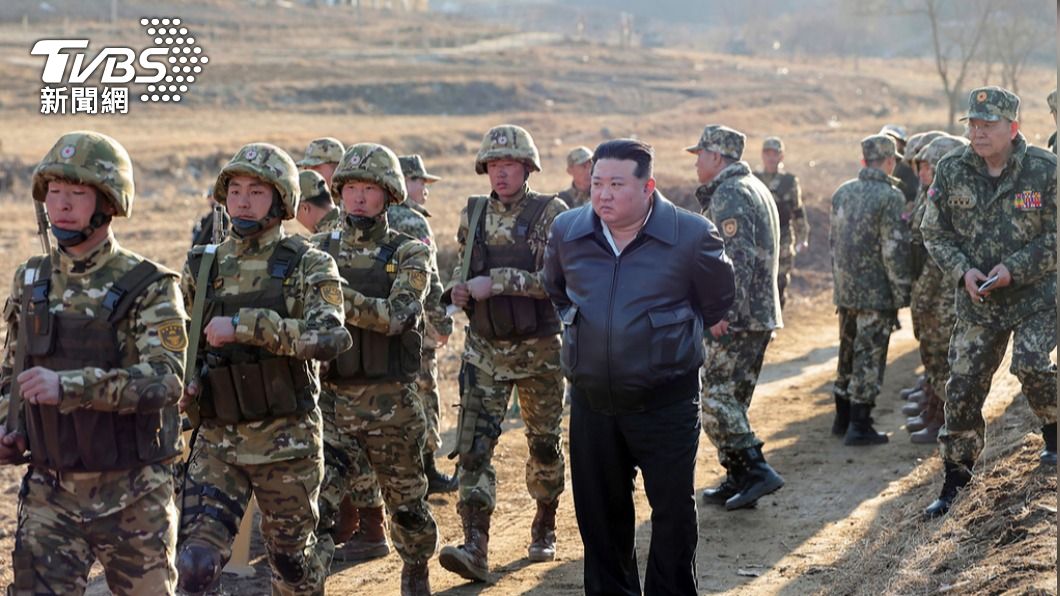 金正恩來到北韓西部的軍事訓練基地視察。(圖/達志影像美聯社)