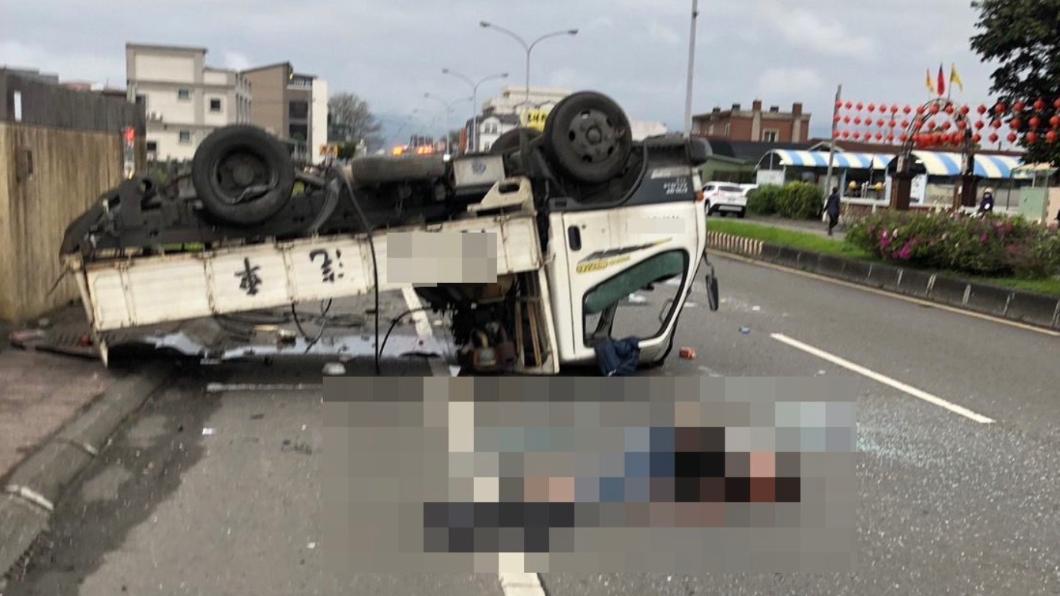 宜蘭阿伯穿越馬路遭撞擊!小貨車失控翻覆 釀1死1重傷