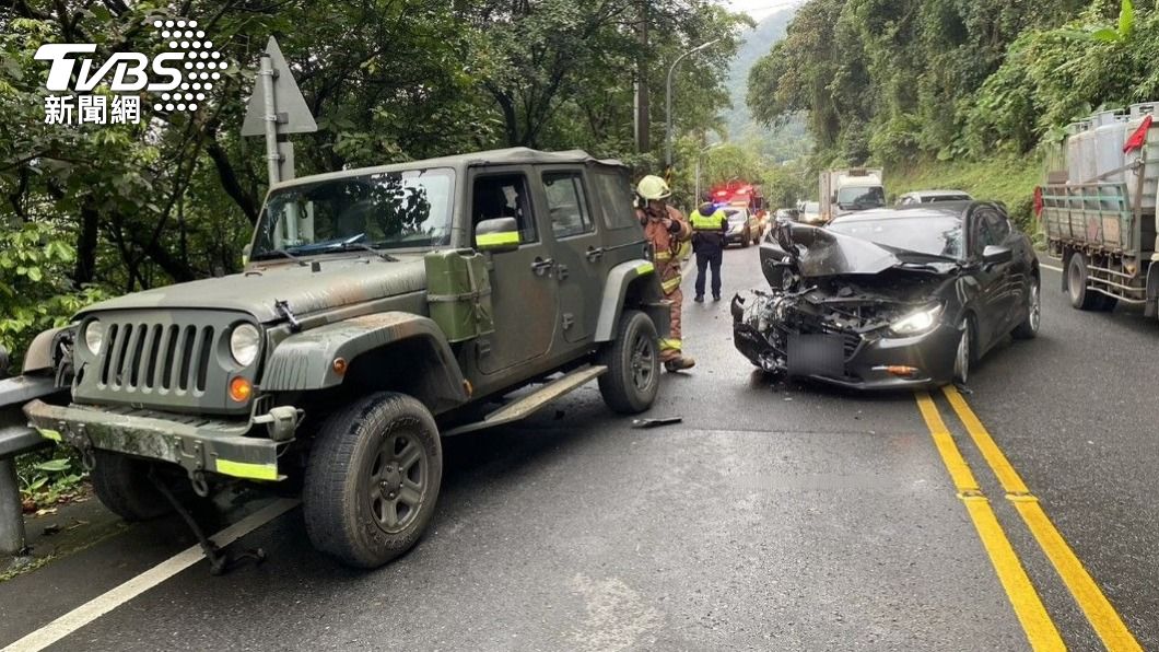 快訊/回營出事故!軍車、小轎車猛撞「車頭全毀」 4傷送醫
