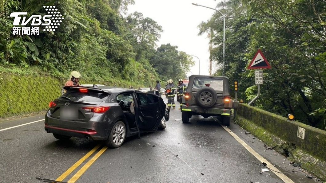 新店一輛軍車與小轎車發生事故,撞擊力道之大讓小轎車安全氣囊爆開。(圖/TVBS)