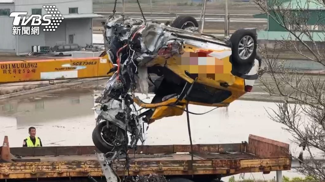 快訊/國3貨車猛撞衝邊坡 小黃「車身斷兩截」3人受傷送醫