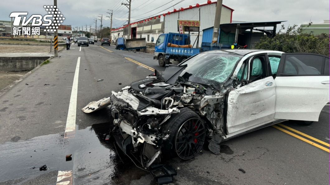 引擎蓋整片消失!賓士違規超車「失敗」 撞爆對向小貨車