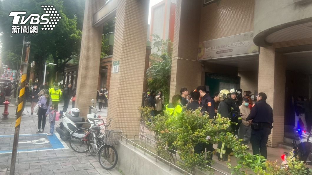 快訊／新北家暴男疑遭約談　「全身淋汽油」衝社會局被壓制帶回
