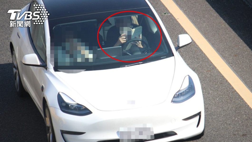 什麼這麼好看?特斯拉男國道開自動駕駛「邊開邊看書」