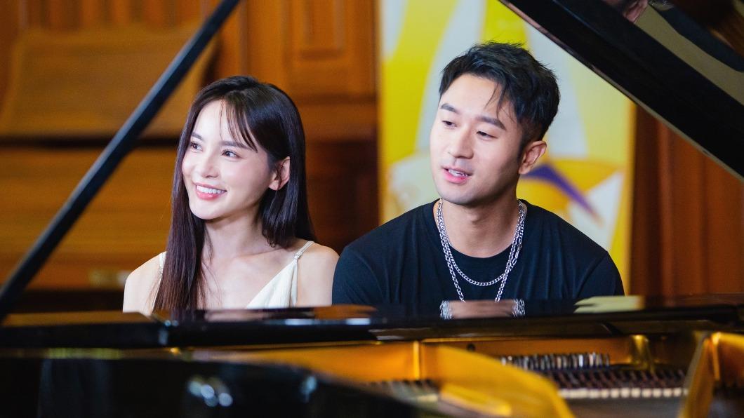 Sam Lin(右)在新歌〈Beautiful Girl〉裡,和正妹網紅共譜浪漫戀曲。(圖/和協整合行銷提供)