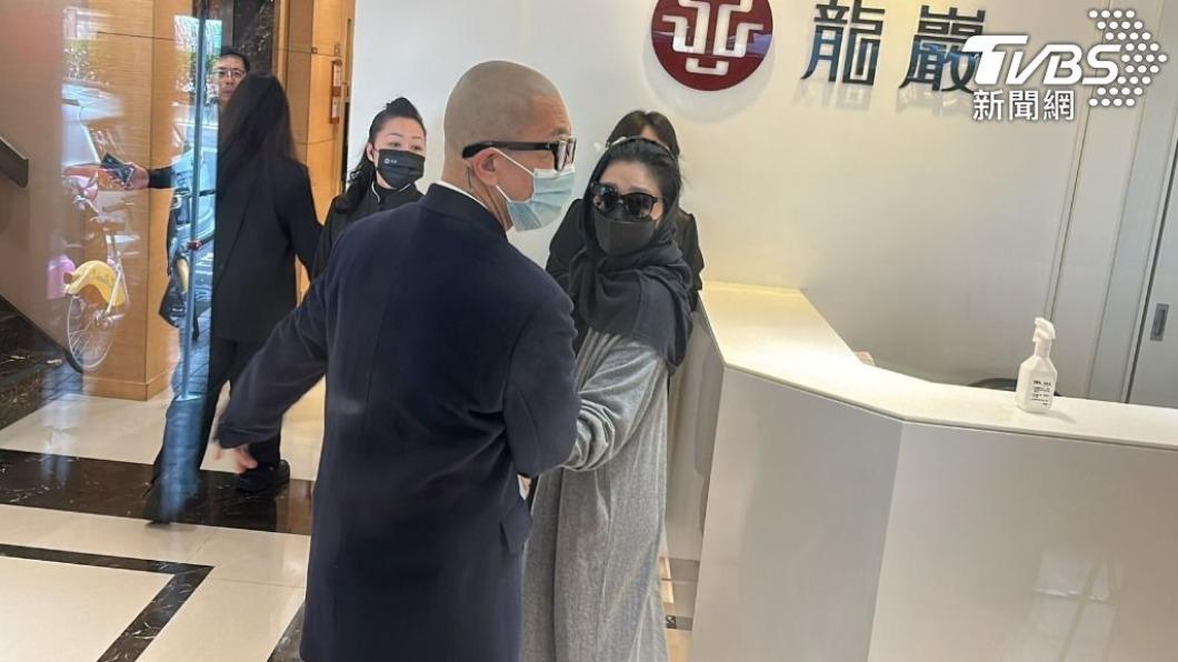 大S(右)日前和老公具俊曄一同到靈堂致意。(圖/資料照)