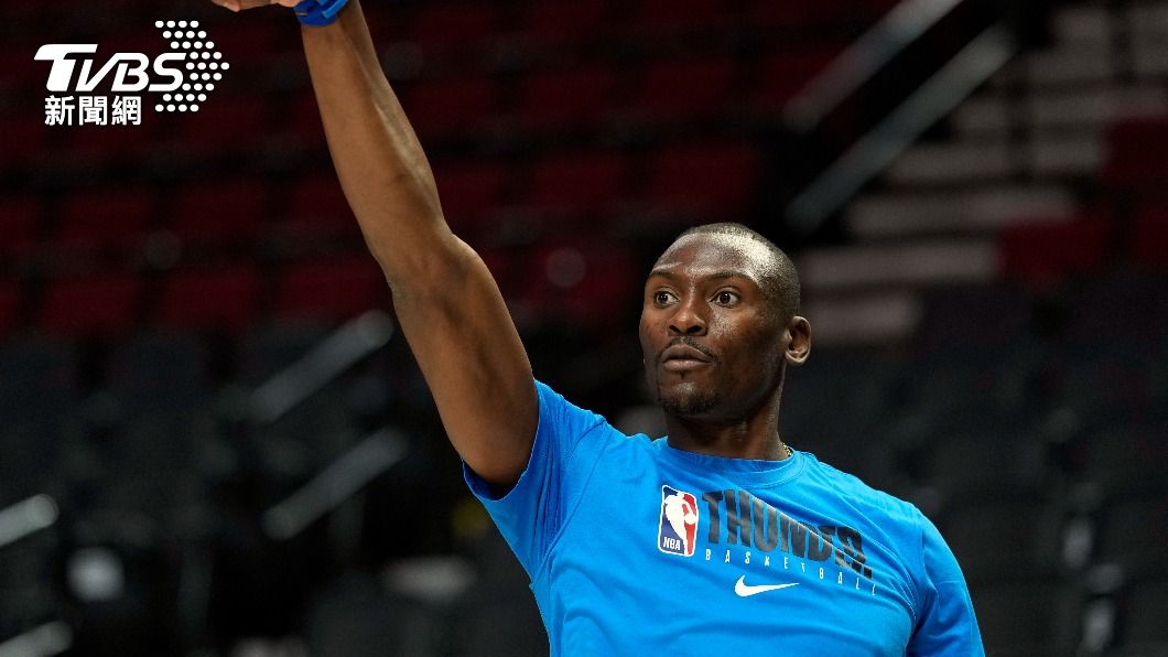 NBA/擊掌突暈倒!雷霆老將「整個人往後躺」 急回更衣室檢查