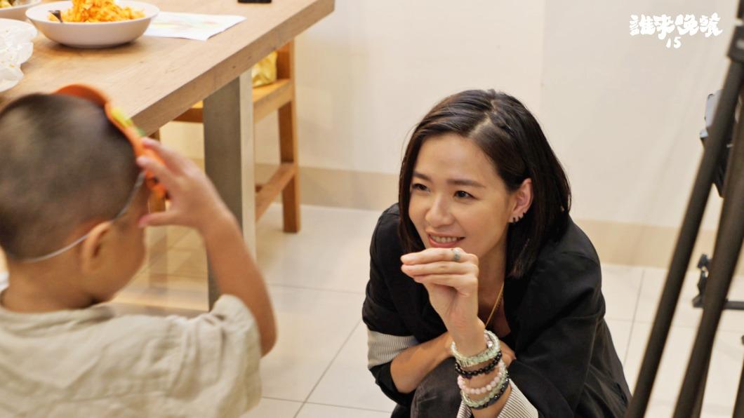 安溥第一次到粉絲家吃飯被他們的熱情融化。（圖／公視提供）