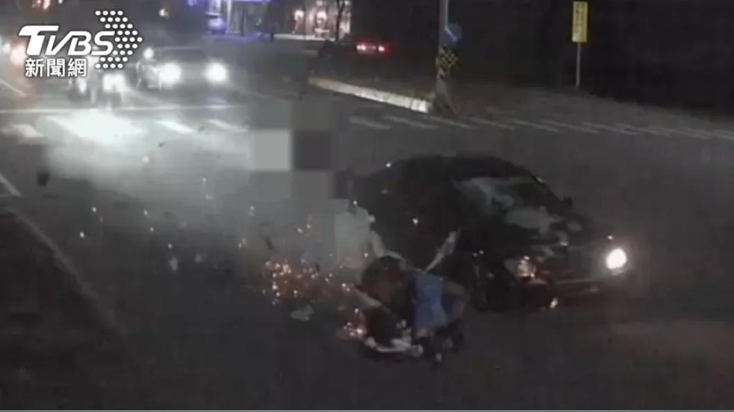 李男闖紅燈撞飛機車，共釀1死3傷。（圖／TVBS）