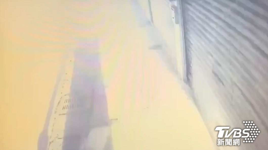 巨大撞擊力讓電線桿瞬間爆炸。(圖/TVBS)