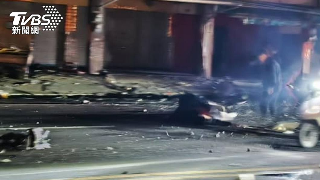 黑車身全毀、引擎還噴出。(圖/翻攝自林內人聊天室)