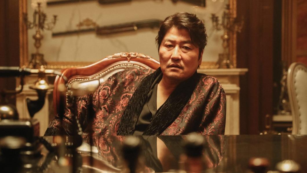 《麻藥王》由宋康昊、曹政奭及裴斗娜主演。（圖／翻攝自微博）