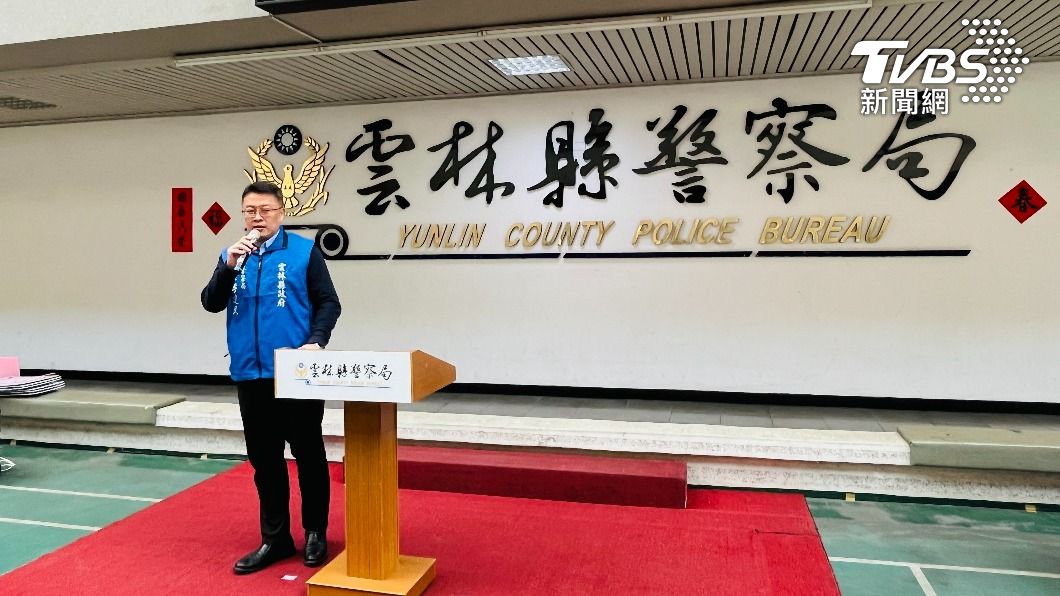 雲林縣警局長李建民致贈玫瑰花、禮品給女性同仁。(圖/陳祁 攝)