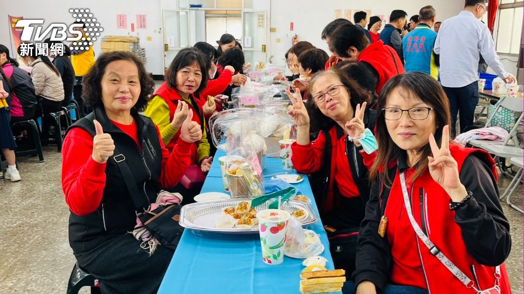 志工隊和女性同仁一起同樂。(圖/陳祁 攝)