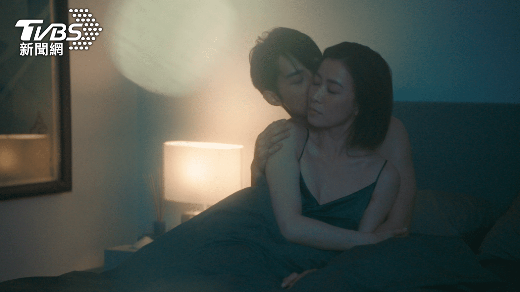 佘詩曼低胸睡衣解放深溝超誘惑！「激情床戰下屬」畫面曝光
