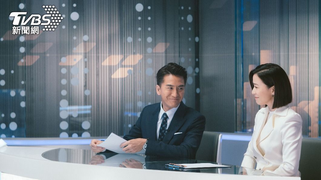 佘詩曼和馬國明(左)為了爭取獨家新聞而不擇手段。(圖/TVBS)