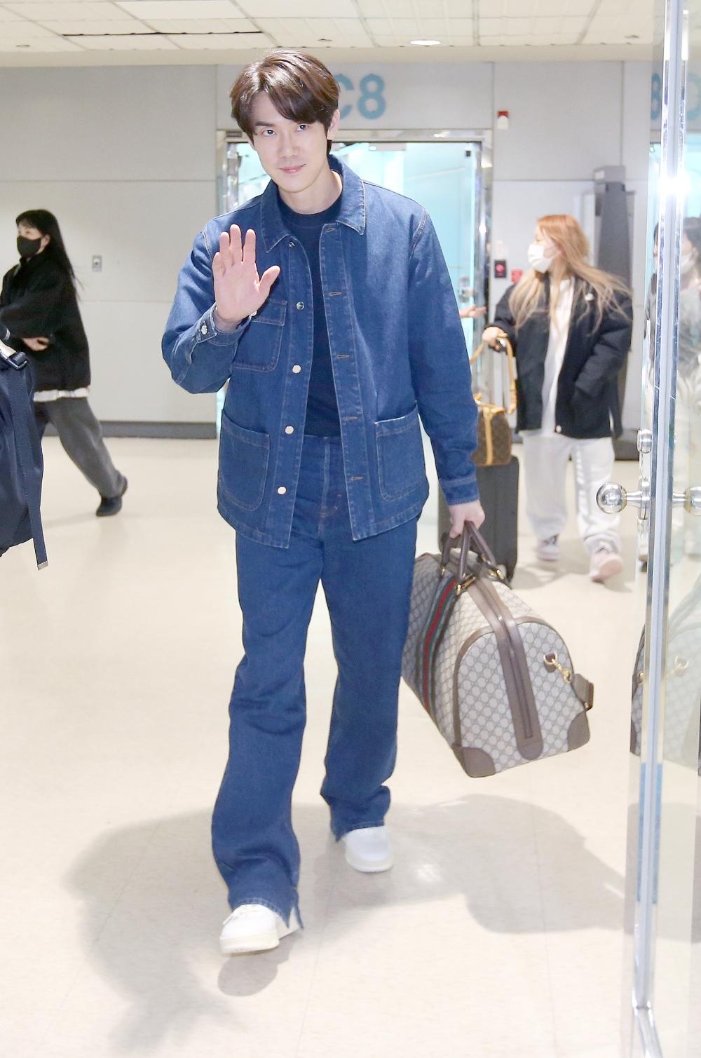 柳演錫全身上下都穿著GUCCI。(圖/GQ提供)