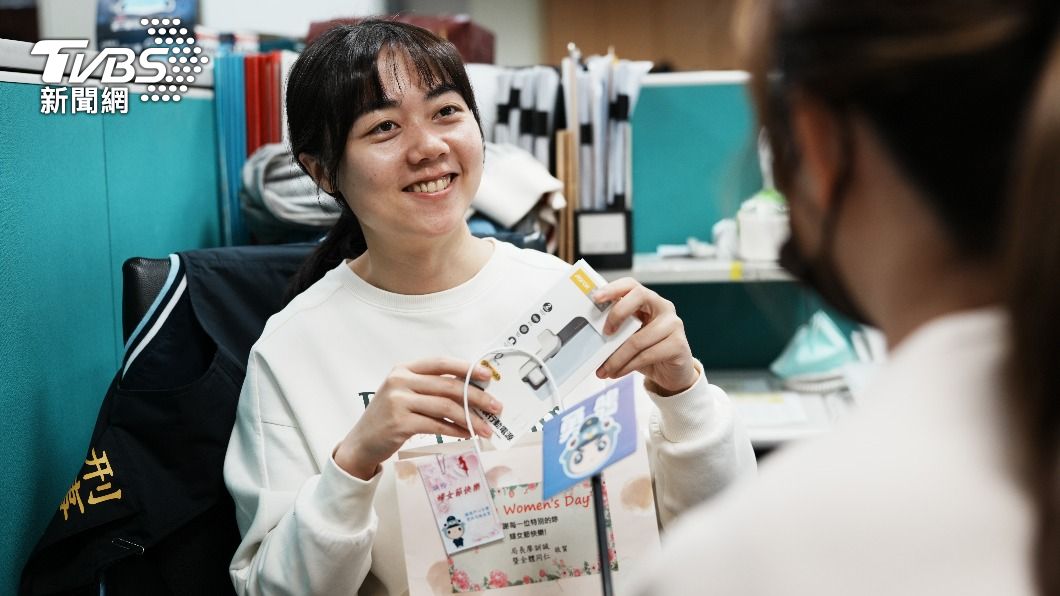 女性同仁收到婦女節鮮花和禮物。（圖／TVBS）