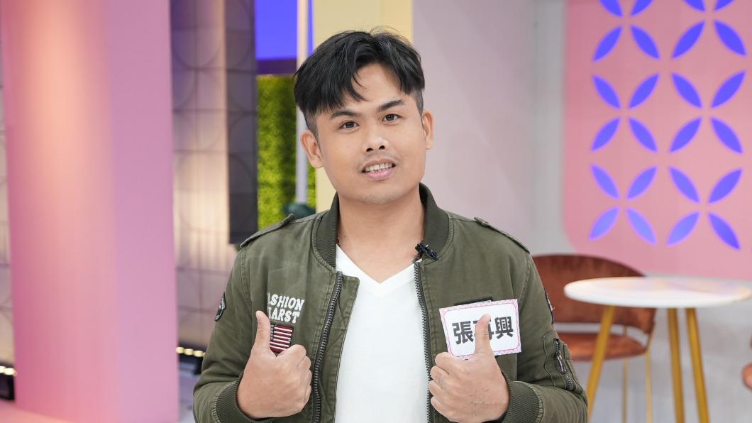 張再興在台劇《阿叔》中和黃新皓意外組成「男男CP」。(圖/緯來提供)