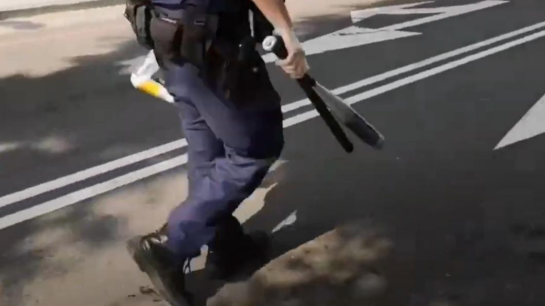 超派凶器曝光!丟丟妹男友挨打送醫 警現場扣走球棒、木棍