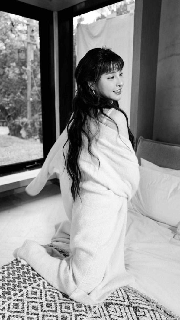 峮峮罕見曬出長髮美照,讓上萬粉絲瞬間戀愛、直呼「超適合」。(圖/翻攝自峮峮Threads)