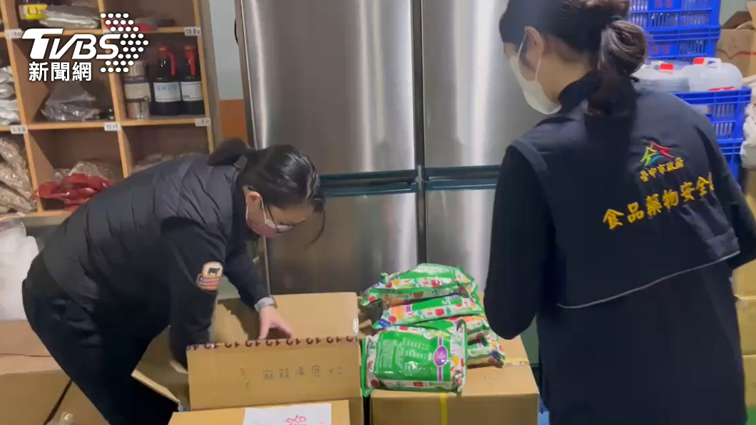 食安處人員發現有問題的商品。(圖/TVBS)