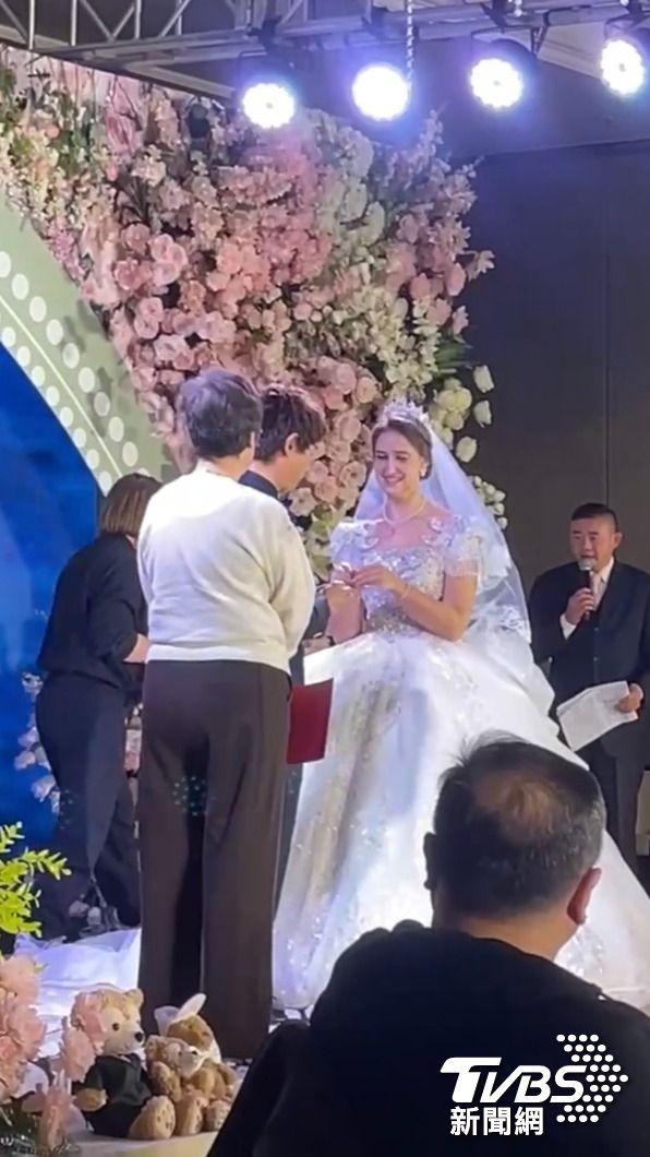 黃品源和艾琳交換婚戒。(圖/讀者提供)