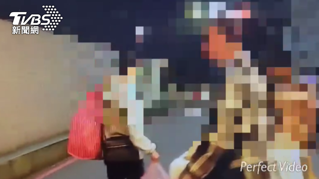 警方接獲三次檢舉,兩度勸導攤商卻持續擺攤,直到第三次扣攤開單。(圖/TVBS)