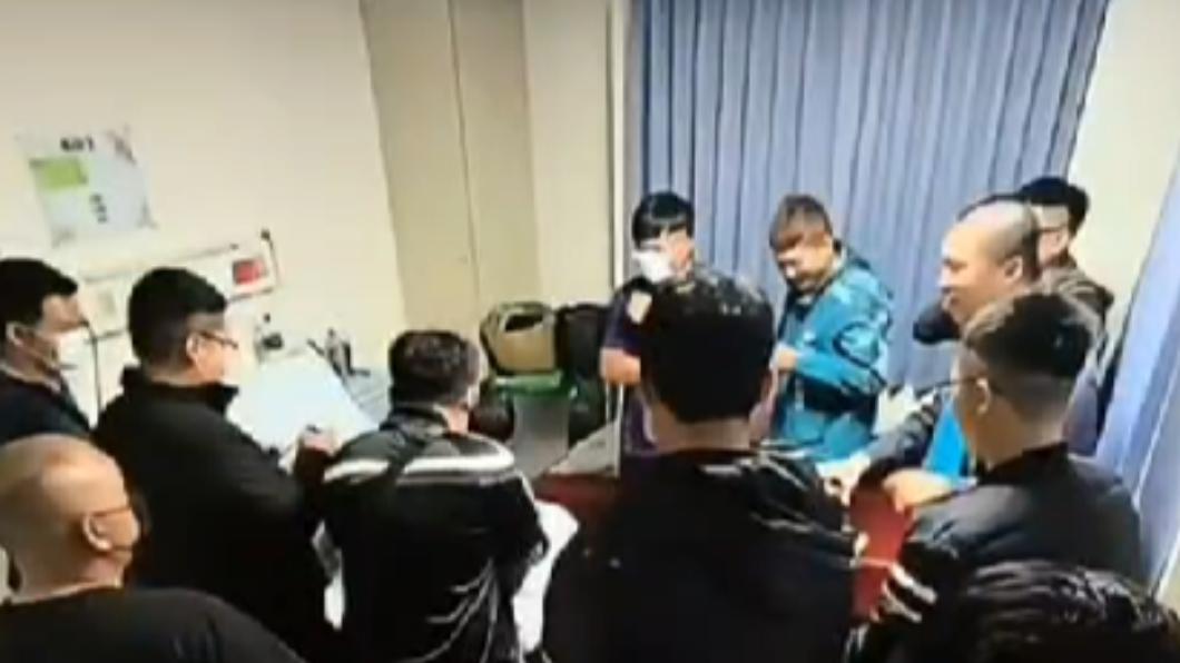旗山醫院驚傳有12名男子探病太無聊,便在病房內開賭。(圖/翻攝自社會事新聞影音)