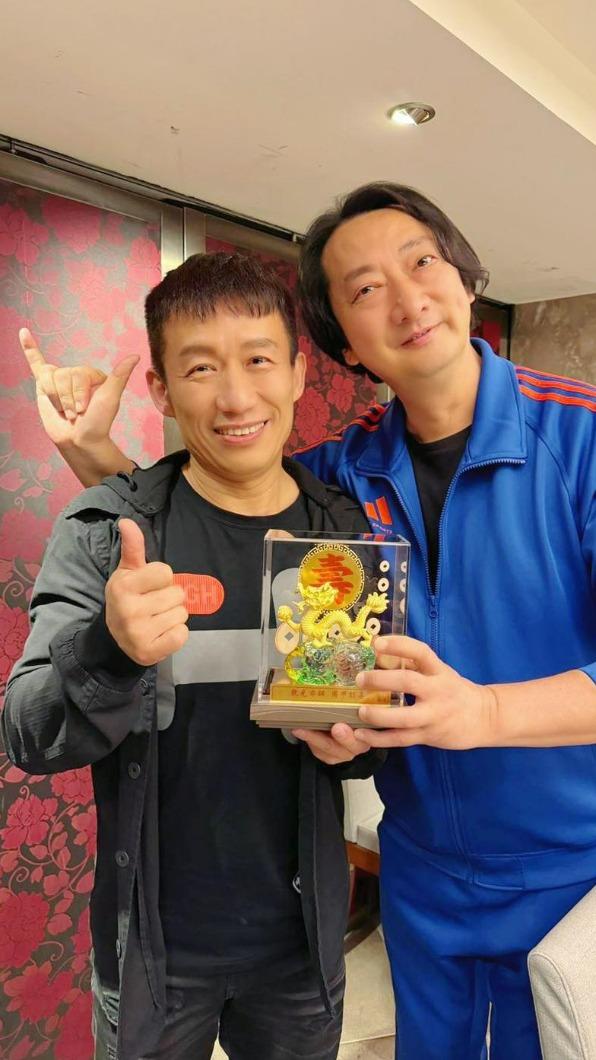 郭子乾本月14日將滿60歲,九孔送上金龍祝賀。(圖/翻攝自郭子乾臉書)