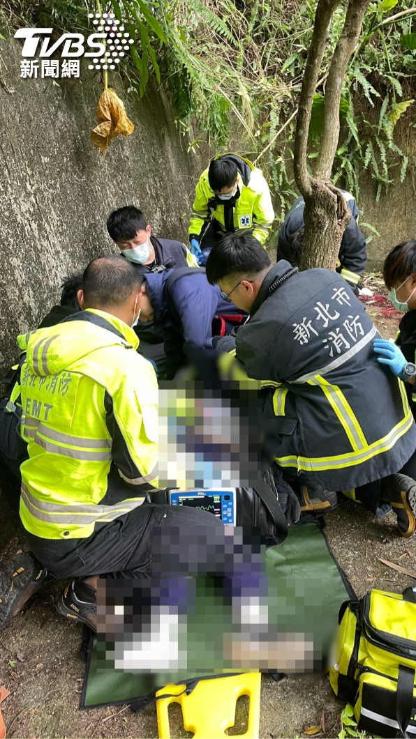 老翁疑似失足墜落山坡。(圖/TVBS)