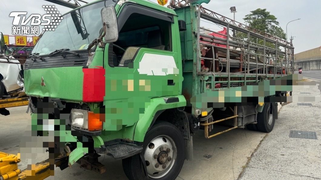 貨車駕駛因未保持安全車距,導致剎車不及追撞勞斯萊斯。(圖/TVBS)